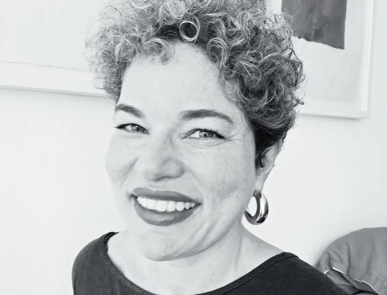 Entre a Antiguidade e a sofrência: Luana Chnaiderman estreia no romance com a obra 'Etiqueta'