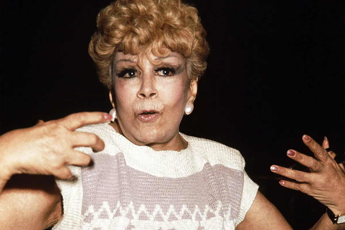Outra Face de Dercy Gonçalves: Biografia Revela Lado Conservador da Humorista