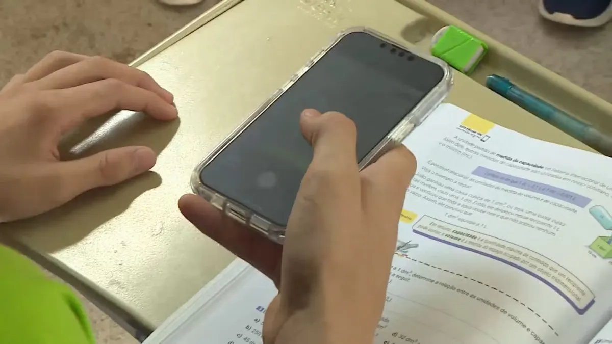Celular como ferramenta pedagógica: pesquisa revela desafios de infraestrutura e conexão nas escolas brasileiras